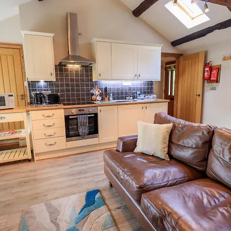 Abbots Reading Mews 2 *