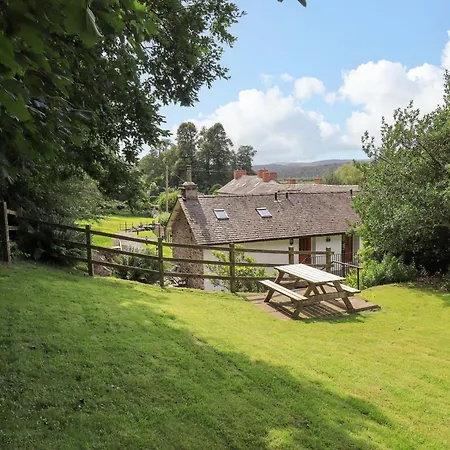 Abbots Reading Mews 2 *