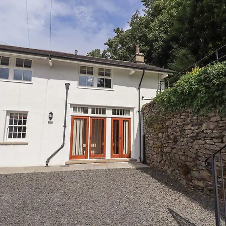 Abbots Reading Mews 2 *